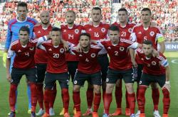 半岛体育官网-阿尔巴尼亚队抵达场地，准备进行战术训练