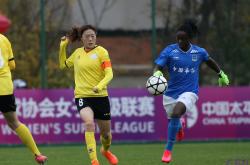 半岛体育投注-埃及女足队员互帮互助，助力团队