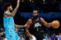 半岛体育登录入口-尼克斯灰熊对垒成经典之战，哈登詹皇砍分看点多的简单介绍