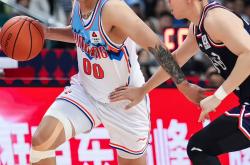 半岛体育app下载-广州男篮在主场表现出色，击败对手