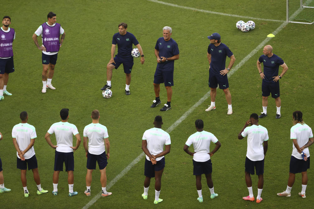 瑞士队与土耳其队对阵,互角激烈 瑞士队与土耳其队对阵,互角激烈