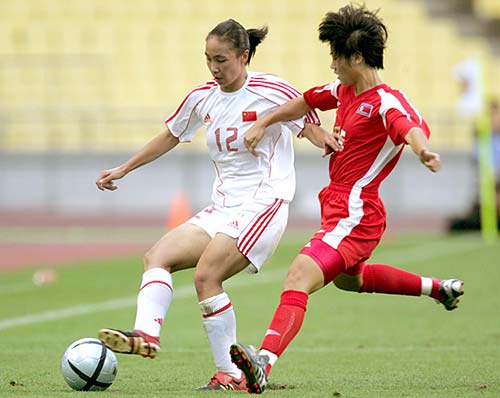 球飞飞:女足球员倾全力奔跑,争夺比赛胜利的简单介绍 球飞飞:女足球员倾全力奔跑,争夺比赛胜利的简单介绍