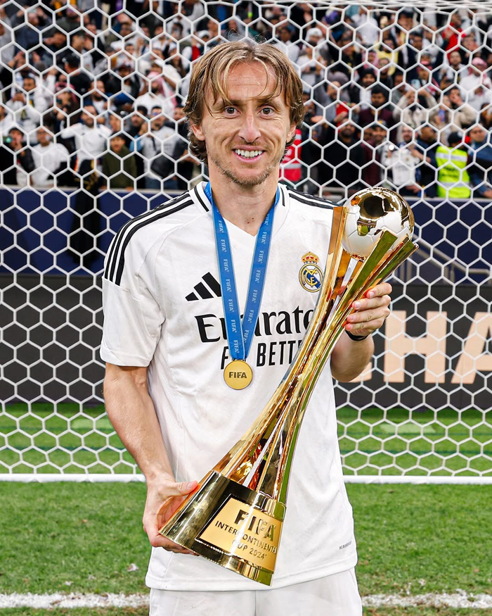 足球名将领衔球队斩获国际黄金奖杯