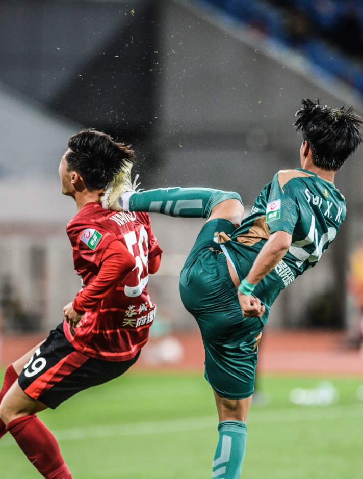 足球比赛强力对碰,胜负难料 足球比赛强力对碰,胜负难料