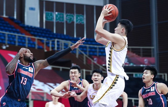 江苏男篮突破青海防线，豪取胜利