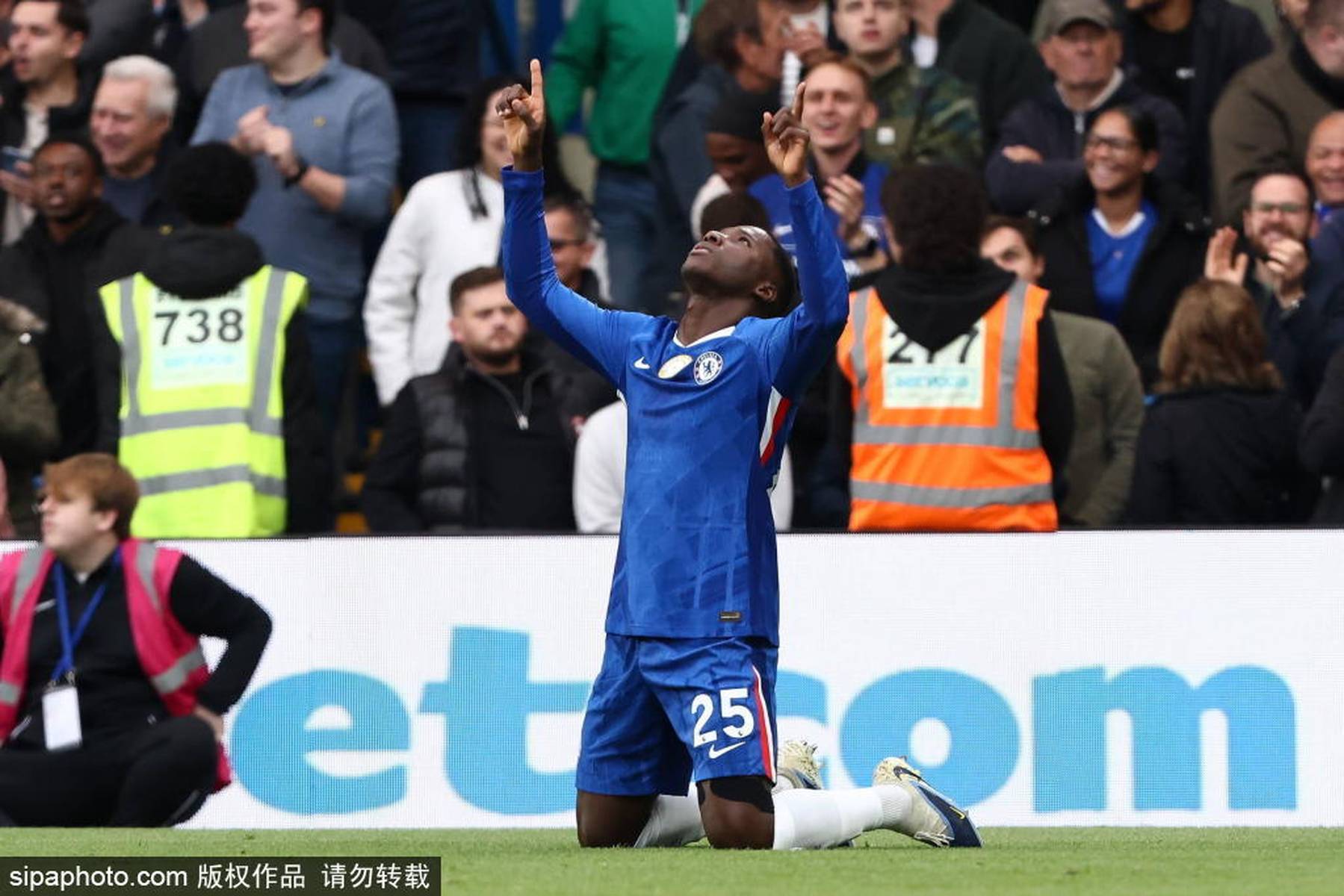 切尔西球员备战新赛季，全力以赴迎挑战的简单介绍