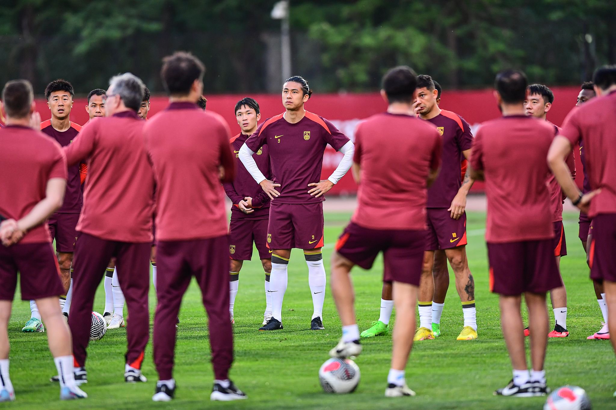 球队训练备战关键比赛,教练组不断调整战术 球队训练备战关键比赛,教练组不断调整战术