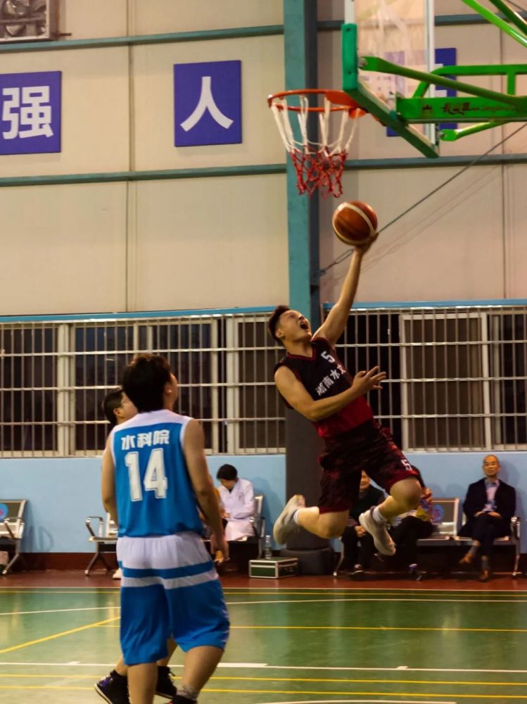 球队气势如虹场上展现无畏勇气