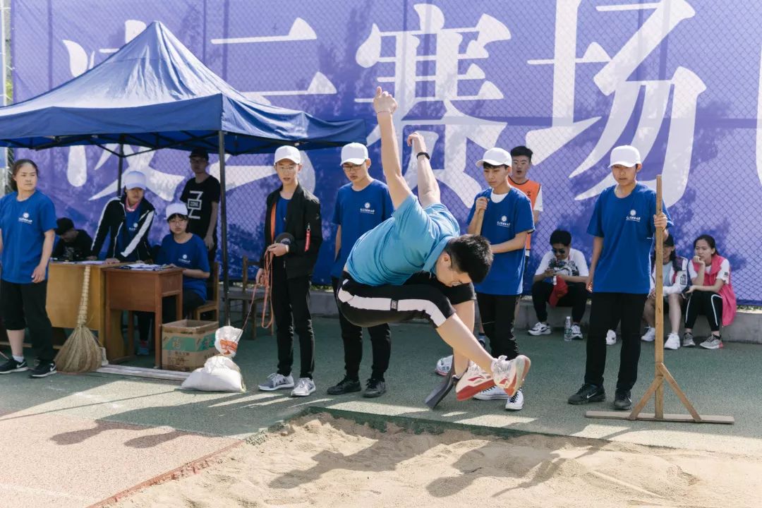 球队气势如虹场上展现无畏勇气