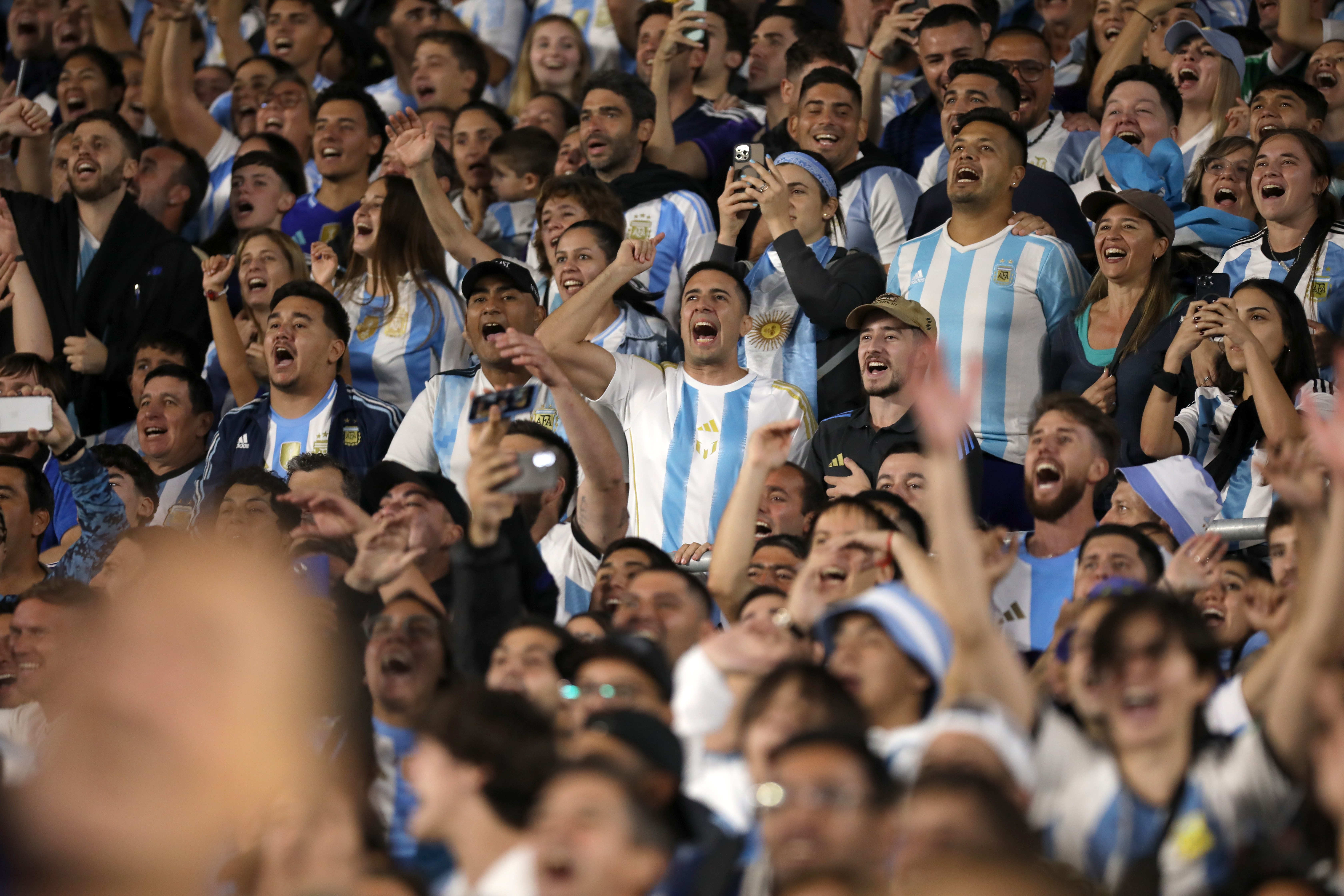 包含激烈的足球比拼!世界杯热身赛即将上演,体育迷们备战!的词条 包含激烈的足球比拼!世界杯热身赛即将上演,体育迷们备战!的词条